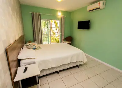 Uma televisão e/ou sistema de entretenimento em Panorama Cumbuco