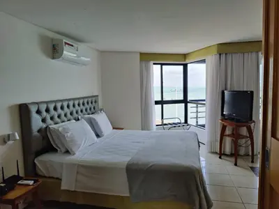 Uma cama ou camas num quarto em IATE PLAZA HOTEL Calçadão Frente Mar 603