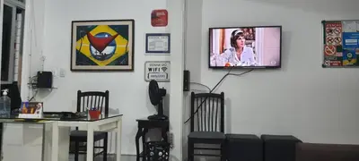 Uma televisão e/ou sistema de entretenimento em Pousada Savoy