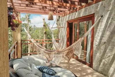 Uma varanda ou terraço em Casa da Árvore - Refúgio de Luxo com Jacuzzi e Vista para a Serra