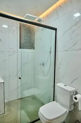 Uma casa de banho em Casa da Árvore - Refúgio de Luxo com Jacuzzi e Vista para a Serra