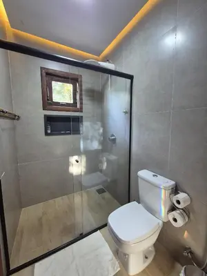 Uma casa de banho em Casa da Árvore - Refúgio de Luxo com Jacuzzi e Vista para a Serra