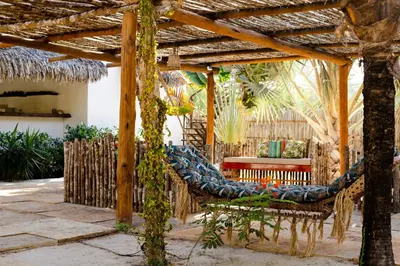 Um jardim no exterior de A Piscina Itaca