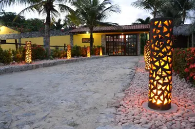 Um jardim no exterior de Pousada Maresias do Cumbuco