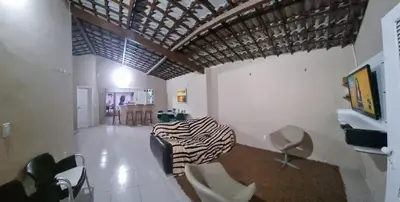Uma televisão e/ou sistema de entretenimento em Pé na Areia