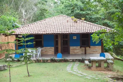 Um jardim no exterior de Hotel Chale Nosso Sítio