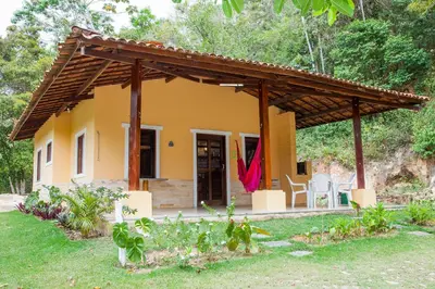Um jardim no exterior de Hotel Chale Nosso Sítio