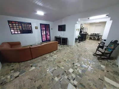 Uma televisão e/ou sistema de entretenimento em Linda casa com banho natural em Guaramiranga