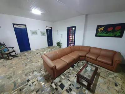 Uma área de estar em Linda casa com banho natural em Guaramiranga