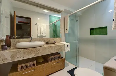 Uma casa de banho em Casa Oásis com Sauna, Hidro e Piscina by Carpediem