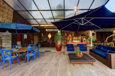 Uma área de estar em Casa Oásis com Sauna, Hidro e Piscina by Carpediem