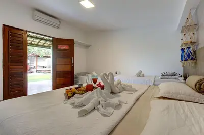 Uma cama ou camas num quarto em Casa Oásis com Sauna, Hidro e Piscina by Carpediem