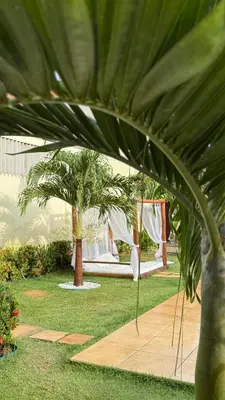 Um jardim no exterior de Pousada Linhares
