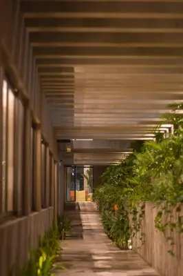 Um jardim no exterior de Tintto Hotel