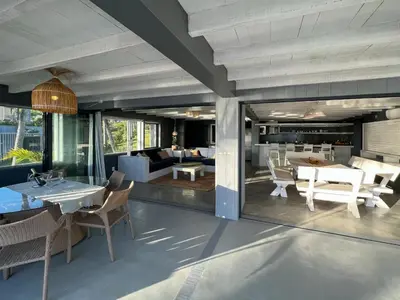 Uma área de estar em Club de Mar Condo Hotel