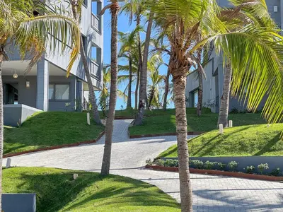 Um jardim no exterior de Club de Mar Condo Hotel