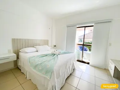 Uma cama ou camas num quarto em Beverly Hills por Be My Guest