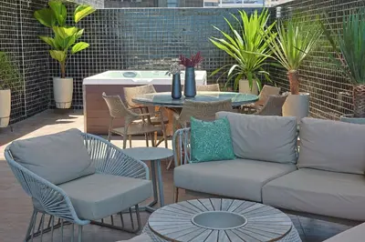 Uma área de estar em Landscape@UrbanBeach -200 m² de puro luxo