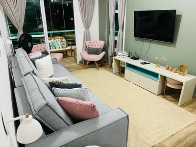 Uma televisão e/ou sistema de entretenimento em AP Solarina - 2 quartos a 80m da praia de Cumbuco e 150m do Chico do Caranguejo