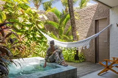 Um jardim no exterior de Saline Taíba Boutique Beach Hotel