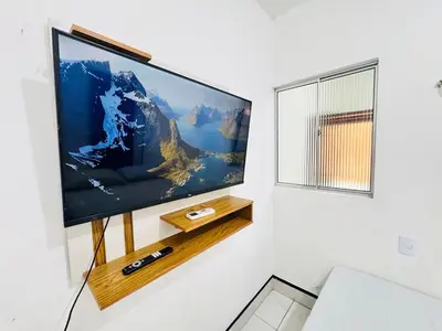 Uma televisão e/ou sistema de entretenimento em Ap próximo ao Arco com garagem