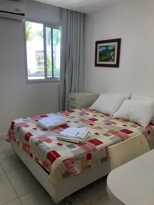Uma cama ou camas num quarto em Apto de luxo no Golfville Ideal para família e home office Prox do Beach Park