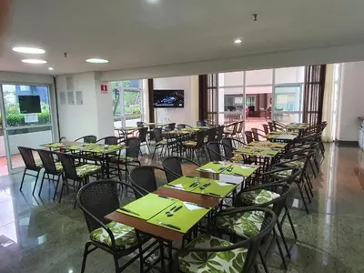 Um restaurante ou outro lugar para comer em Beach Class Praia de Iracema