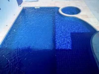 A piscina em ou perto de Casa com Piscina, hidromassagem e churrasqueira.