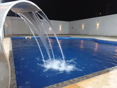 A piscina em ou perto de Casa com Piscina, hidromassagem e churrasqueira.