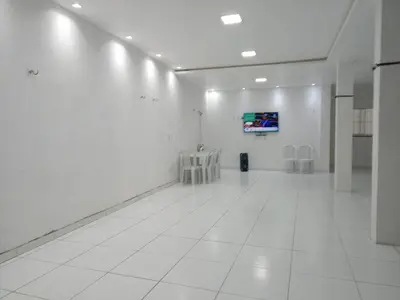 Uma televisão e/ou sistema de entretenimento em Casa com Piscina, hidromassagem e churrasqueira.