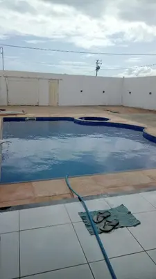 A piscina em ou perto de Casa com Piscina, hidromassagem e churrasqueira.