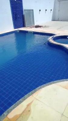 A piscina em ou perto de Casa com Piscina, hidromassagem e churrasqueira.