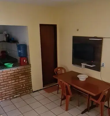 Uma televisão e/ou sistema de entretenimento em Apartamento 06 - na Praia do Futuro com piscina.