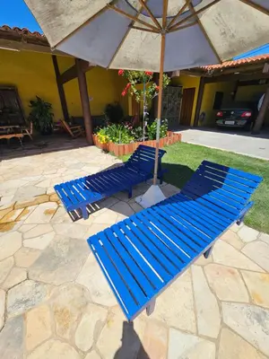 Um jardim no exterior de Apartamento 06 - na Praia do Futuro com piscina.
