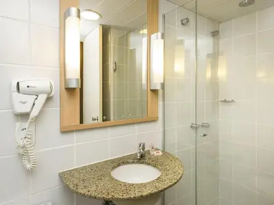 Uma casa de banho em ibis Fortaleza Praia de Iracema