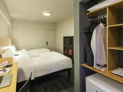 Uma cama ou camas num quarto em ibis Fortaleza Praia de Iracema