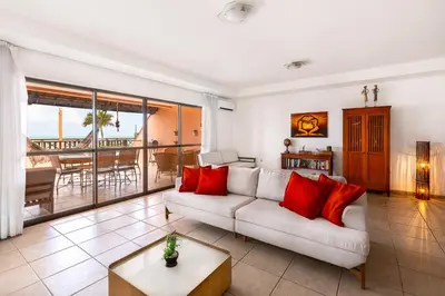 Uma área de estar em Oceanview A102 - PÉ NA ÁREA - perto do centro, 2 dormitórios, piscina, cozinha, 116m2