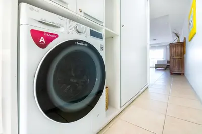 A planta de Oceanview A102 - PÉ NA ÁREA - perto do centro, 2 dormitórios, piscina, cozinha, 116m2