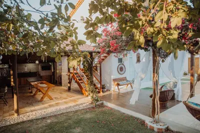 Um jardim no exterior de Vila hangloose vista da lagoa