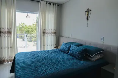 Uma cama ou camas num quarto em Vila hangloose vista da lagoa