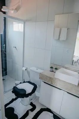 Uma casa de banho em Vila hangloose vista da lagoa