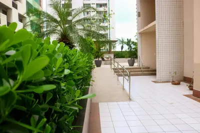 Um jardim no exterior de Apartamento com Varanda vista mar