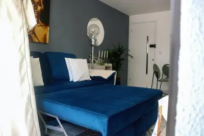 Uma área de estar em Apartamento com Varanda vista mar