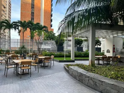 Um restaurante ou outro lugar para comer em Apartamento prox a Beira Mar