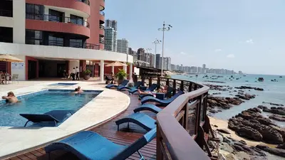 Uma vista do mar geral ou uma vista do mar a partir do apartamento