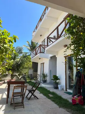 Um jardim no exterior de Vila Kitemania