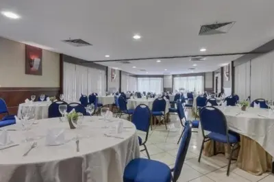Um restaurante ou outro lugar para comer em Iate Plaza Flat 613