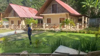 Um jardim no exterior de Chalé Suíço