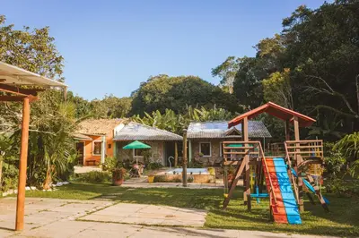 Um jardim no exterior de Estância dos Pássaros
