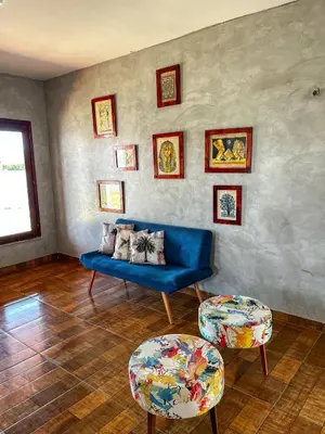Uma área de estar em Casa Egípcia em Morro branco - na quadra da praia